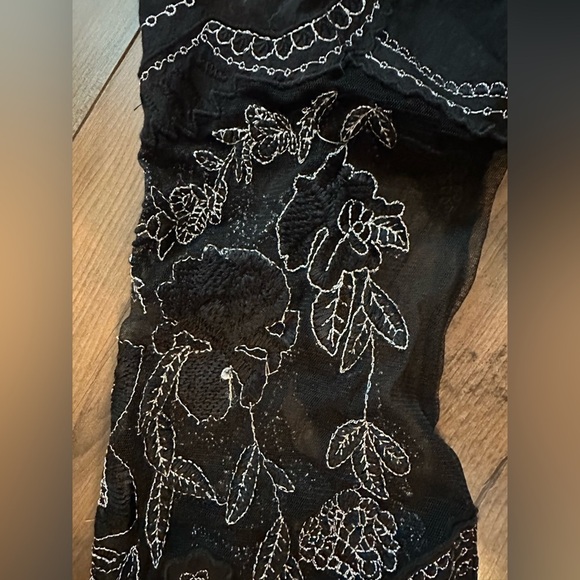 Free People Black Embroidered Boho Top – Size XS | Sheer Floral Lace Sleeves - Picture 3 of 8